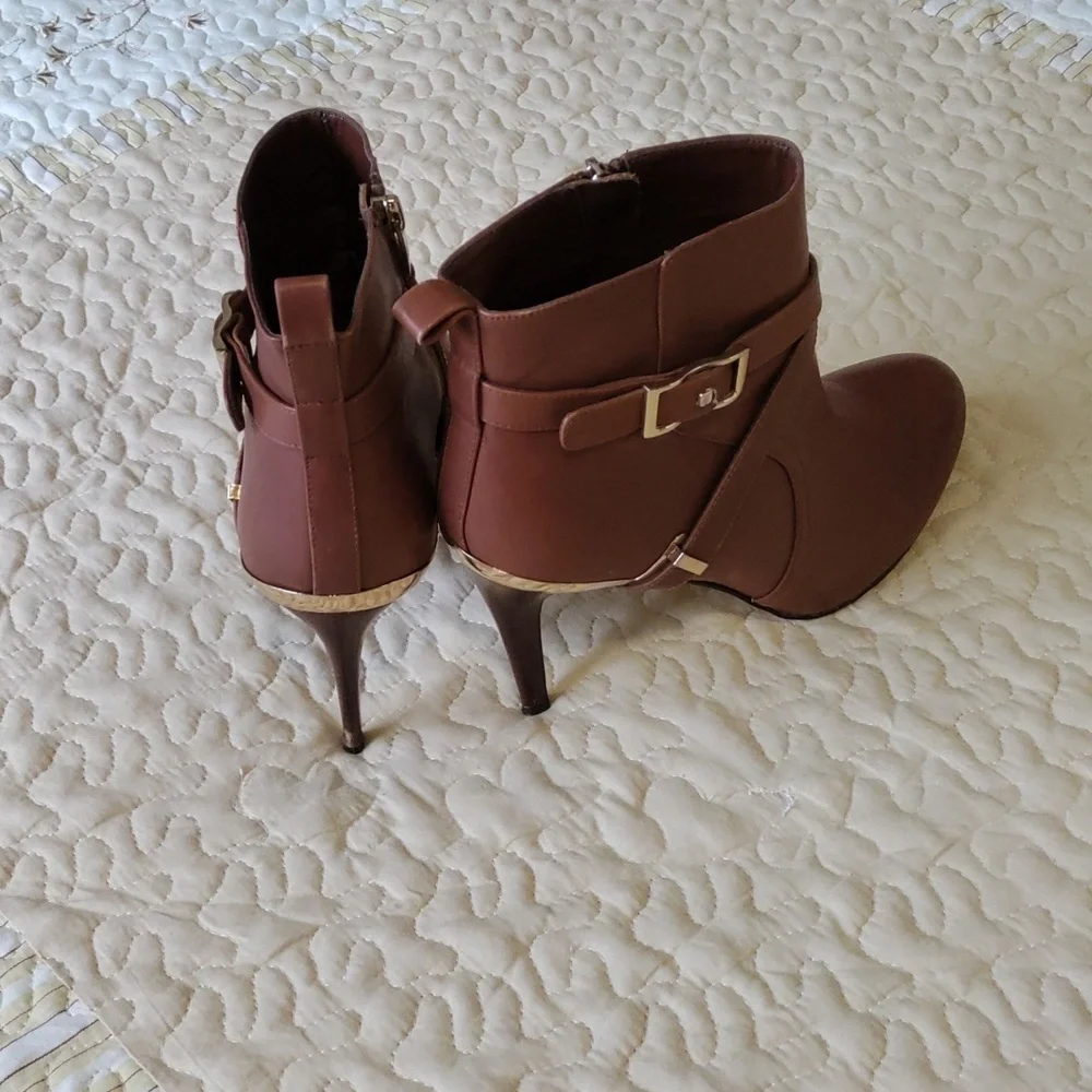 Marc Fisher brown ankle boots. - Picture 3 of 5